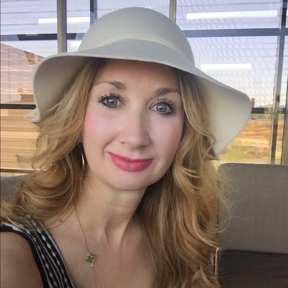 Meet your Posher, Gina - Picture 3 of 3